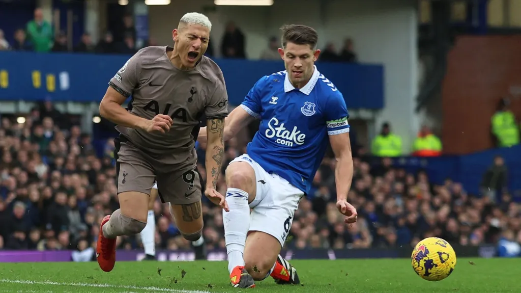 Richarlison z Tottenhamu (vlevo) v souboji s Jamesem Tarkowskim z Evertonu