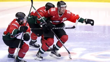 Nicklas Lasu se raduje se spoluhráči z Frölundy z gólu, který jim zajistil vítězství v Lize mistrů