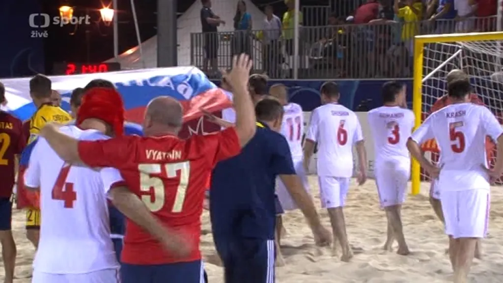 Ruští plážoví fotbalisté slaví vítězství