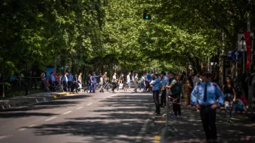 Proudící davy hledající nejlepší výhled