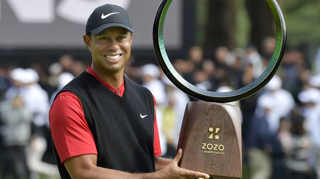 Tiger Woods s trofejí z turnaje Zozo Championship v Čibě