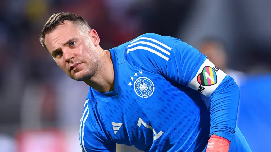 Manuel Neuer s páskou One love