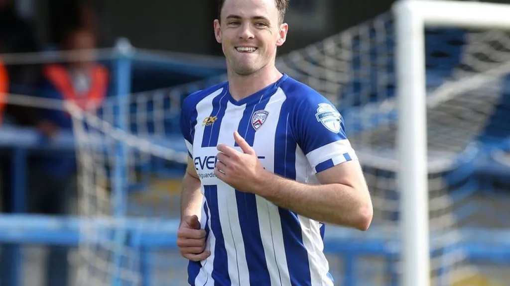 Darren McCauley z Coleraine se raduje z gólu