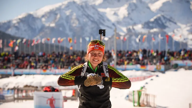 Laura Dahlmeierová s celou svou sbírkou medailí