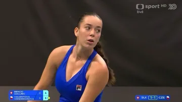 Závěr tie-breaku prvního setu a chyby Belindy Bencicové