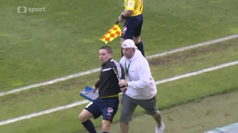 Opilého Marka Pilného odvádí bodyguard ze hřiště