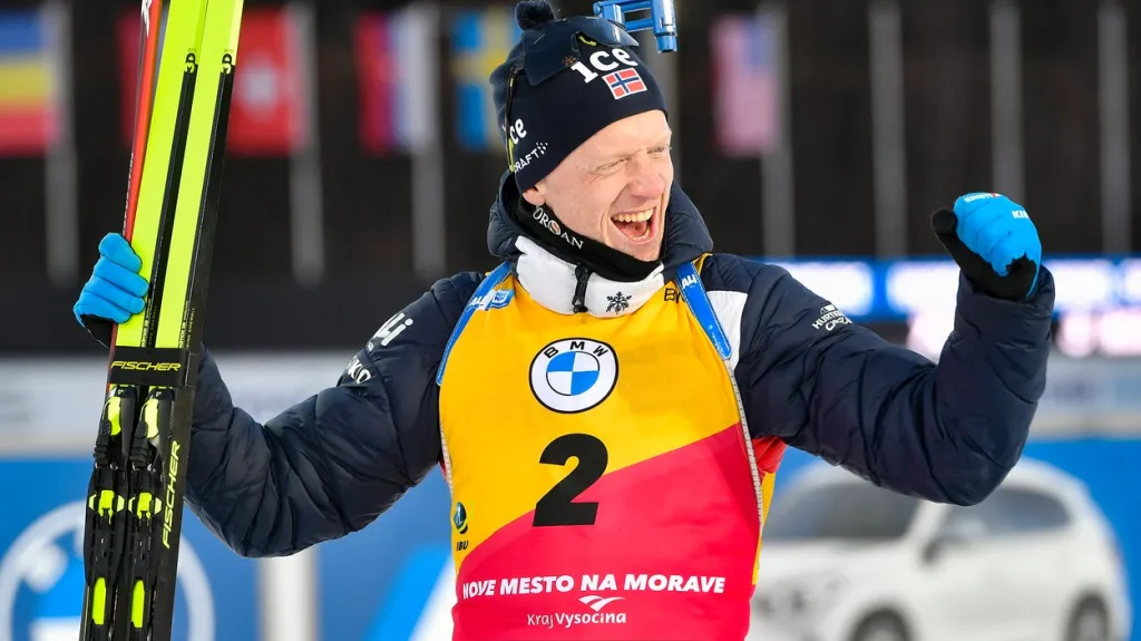 Slavící Johannes Thingnes Bö po sprintu v Novém Městě na Moravě