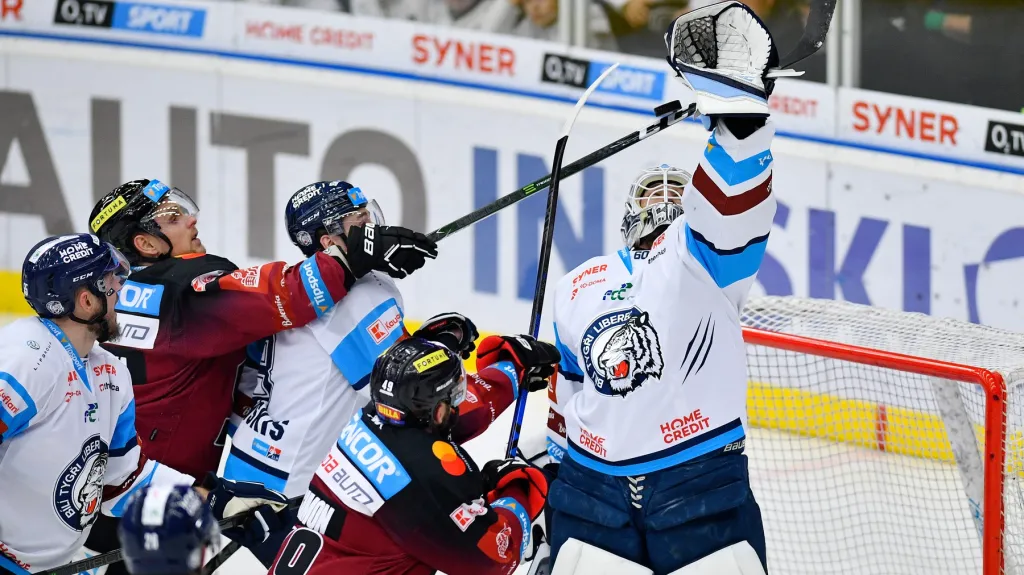 Brankář Liberce Petr Kváča se natahuje po puku