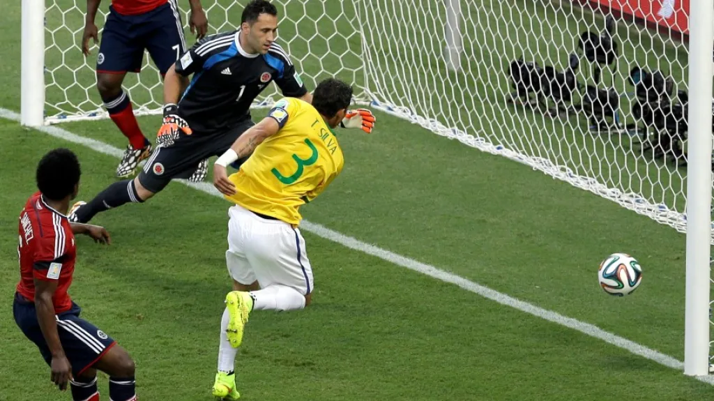 Silva dává první gól Brazilců proti Kolumbii