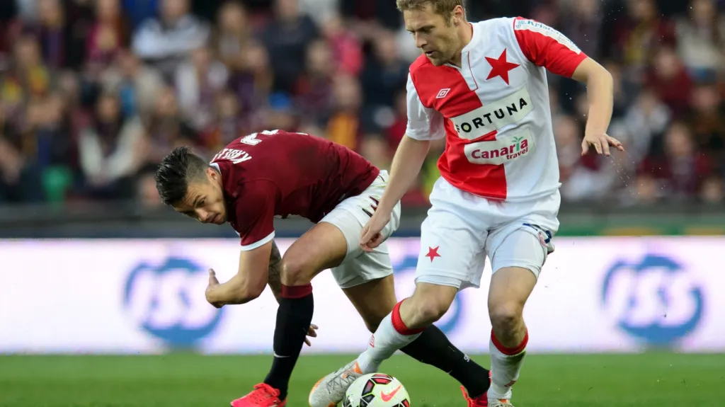 Karel Piták ze Slavie (vpravo) si kryje míč před dotírajícím Václavem Kadlecem ze Sparty