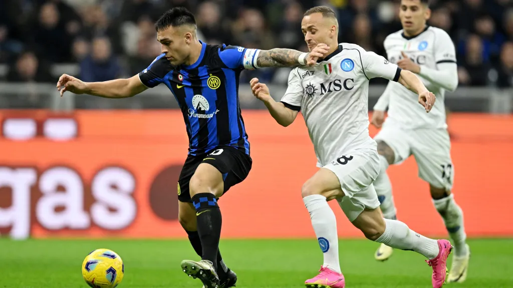 Lautaro Martínez si chrání míč před Stanislavem Lobotkou