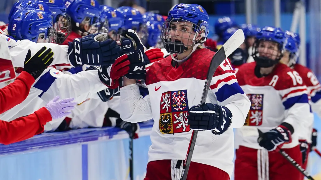 Útočnice Tereza Vanišová se raduje se spoluhráčkami z gólu