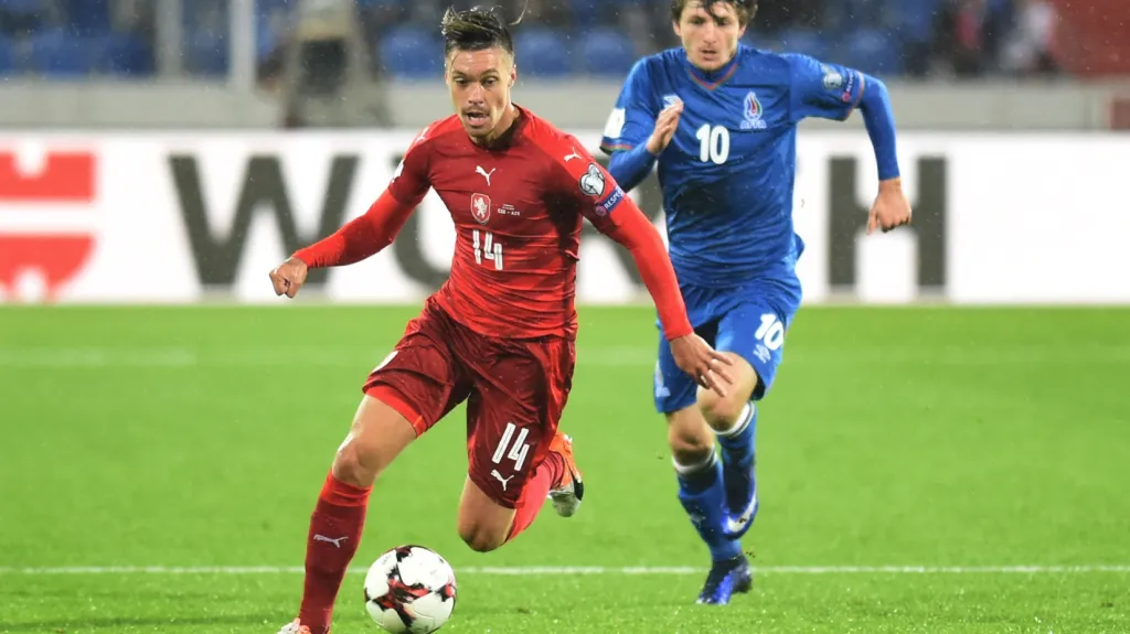 Český útočník Václav Kadlec uniká Ruslanu Gurbanovovi z Ázerbájdžánu