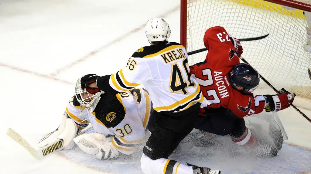 Brankář Tim Thomas a David Krejčí z Bostonu