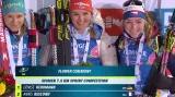 Květinový ceremoniál po sprintu žen