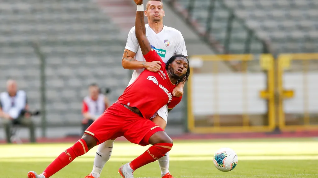 Plzeňský stoper Hejda v souboji s útočníkem Antverp Mbokanim