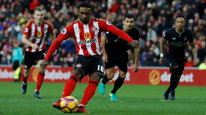 Jermain Defoe ze Sunderlandu kope penaltu v utkání proti Liverpoolu