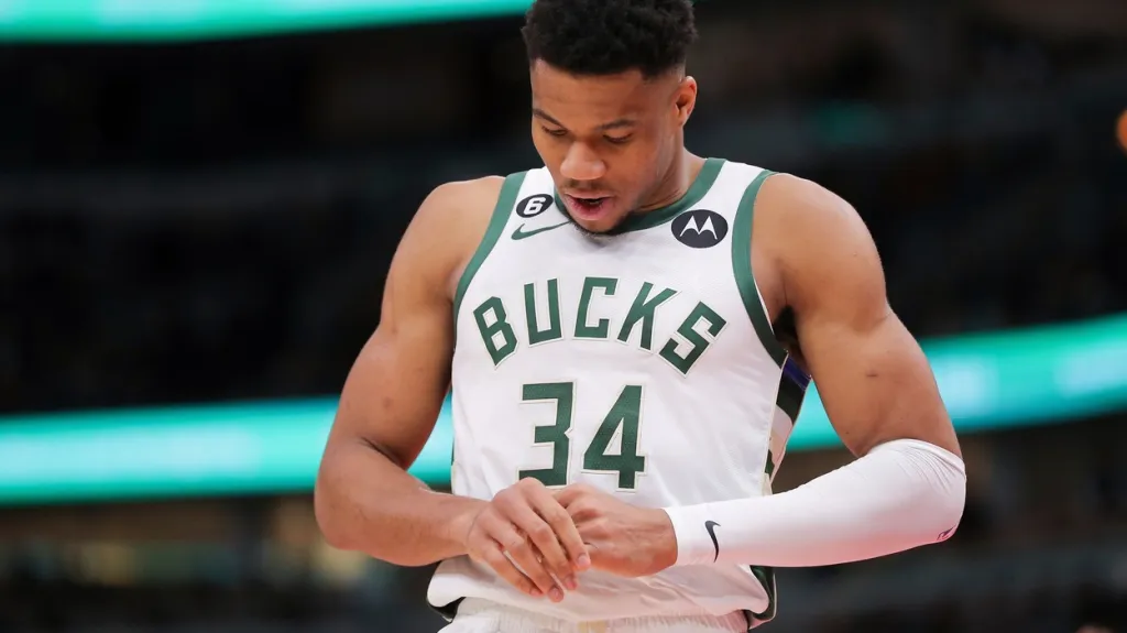 Giannis Antetokounmpo si drží zraněné zápěstí