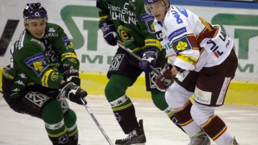 Zleva Jan Košťál a Václav Skuhravý z Karlových Varů a Jakub Langhammer ze Sparty Praha v utkání 24. kola extraligy ledního hokeje, které se hrálo 20. listopadu v Karlových Varech. 