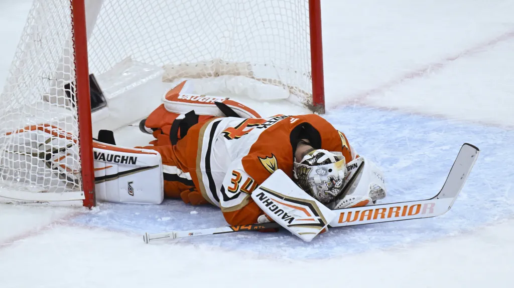 Petr Mrázek se v utkání Anaheimu s Chicagem zranil