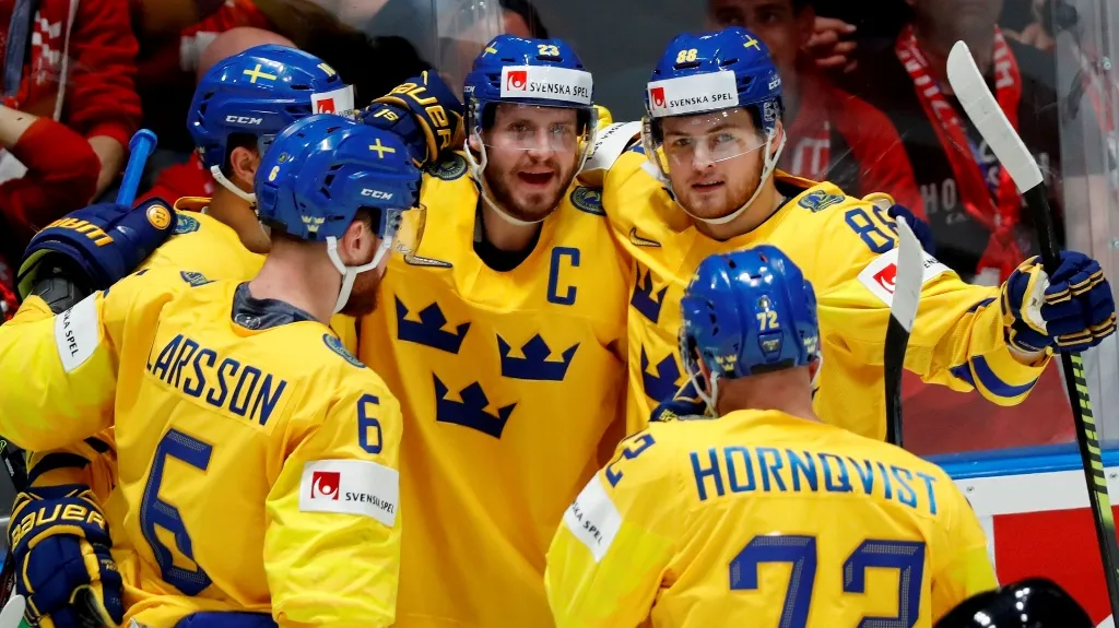 Hokejisté Švédska se radují z gólu na mistrovství světa