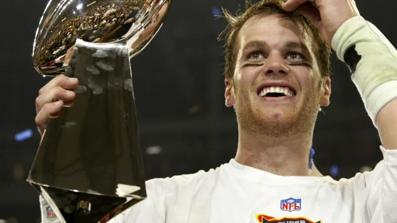 Tom Brady se svou druhou Vince Lombardi trofejí