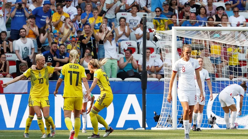Fotbalistky Švédska se radují z gólu v utkání s Anglií na MS
