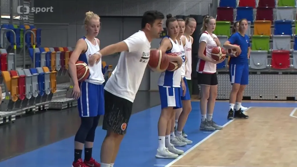 České basketbalistky trénují práci s míčem a další dovednosti