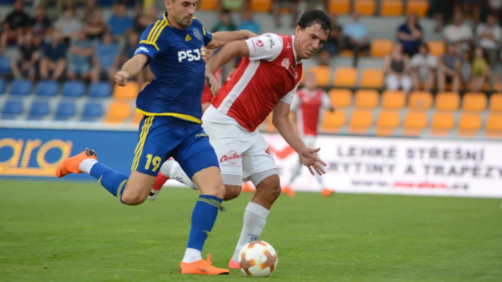 Jihlavský Lukáš Zoubele v souboji s Pavlem Černým z Padrubic