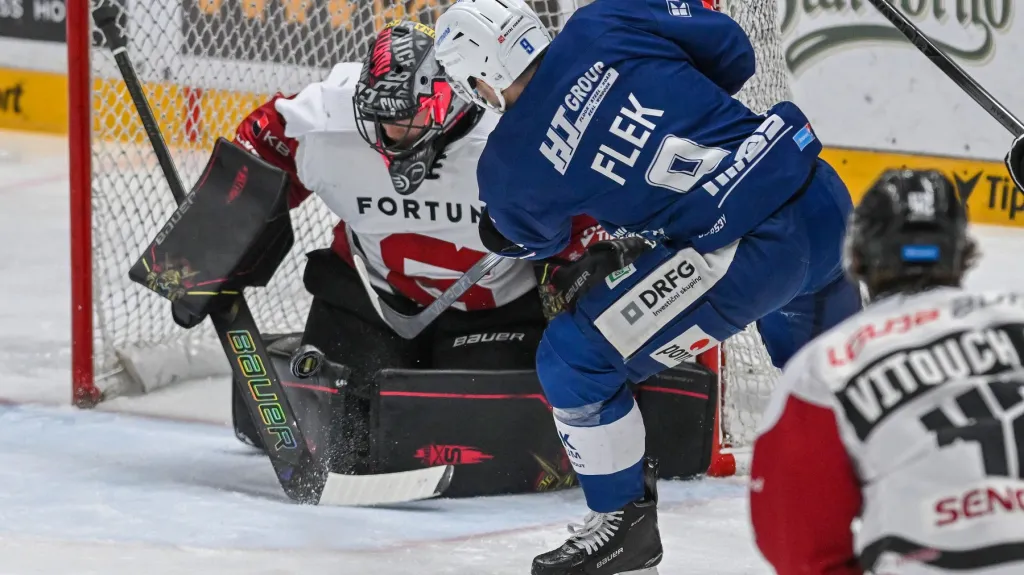 Kapitán Komety Jakub Flek zakončuje proti Josefu Kořenářovi ze Sparty