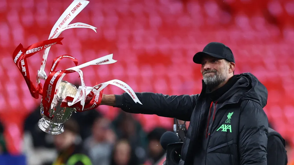 Jürgen Klopp s trofejí pro vítěze Ligového poháru