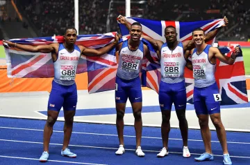 Britské kvarteto sprinterů na 4 x 100 metrů v Tokiu. Zleva: Chijindu Ujah, Zharnel Huges, Adam Gemili, Harry Aikines-Ary