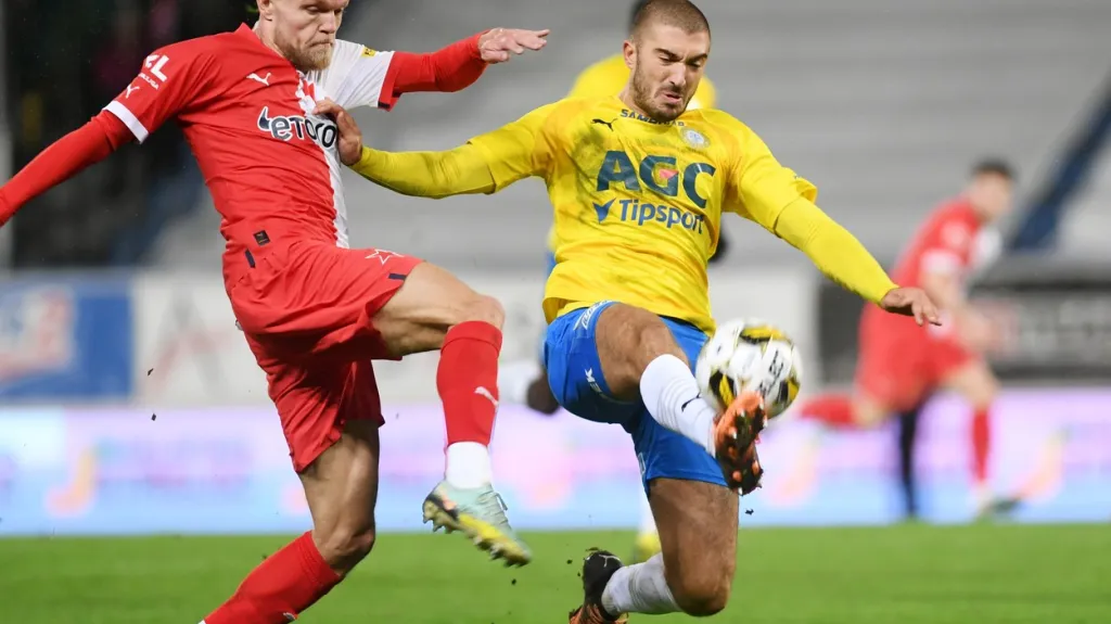 Mick van Buren ze Slavie v souboji s Nemanjou Mičevičem z Teplic