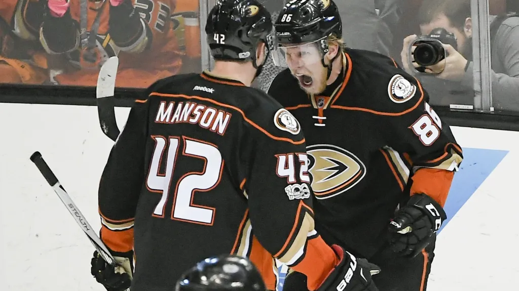 Slavící Ondřej Kaše (vpravo) v dresu Anaheimu