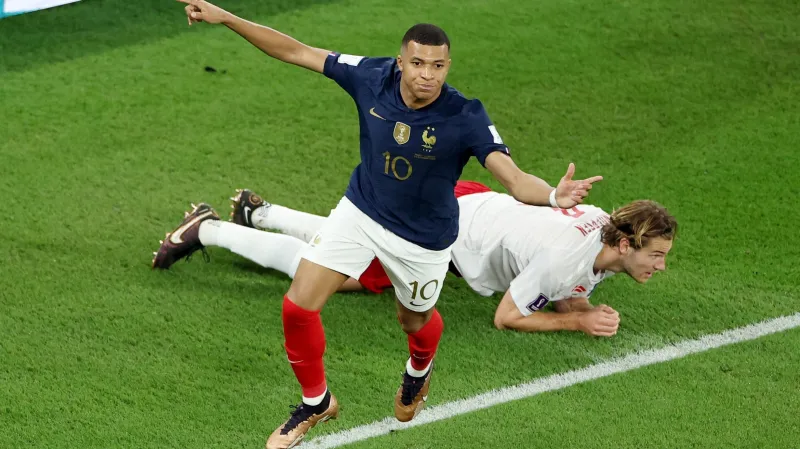 Francouz Kylian Mbappé se raduje z gólu v síti Dánska