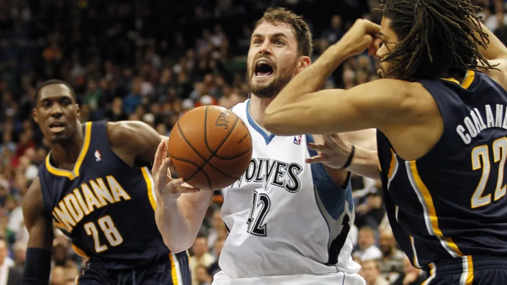 Kevin Love z Minnesoty (uprostřed) v zápase s Indianou