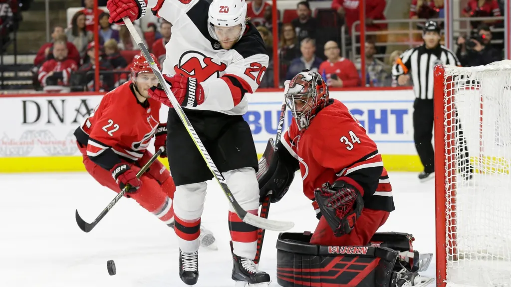 Brankář Petr Mrázek v NHL proti New Jersey