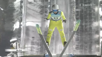 Skok Kláry Ulrichové v 2. kole SP v Japonsku na středním můstku