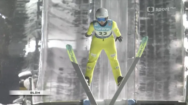 Skok Kláry Ulrichové v 2. kole SP v Japonsku na středním můstku