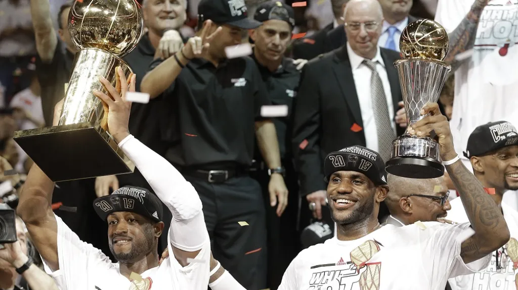 Dwyane Wade (vlevo) a LeBron James z Miami