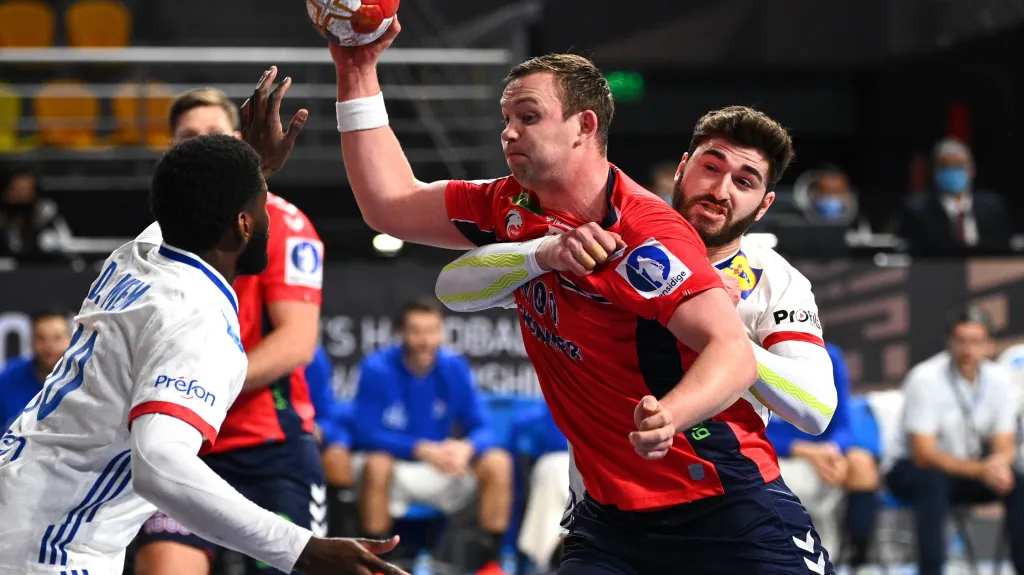 Norský střelec Sander Sagosen, eliminovaní Francouzi