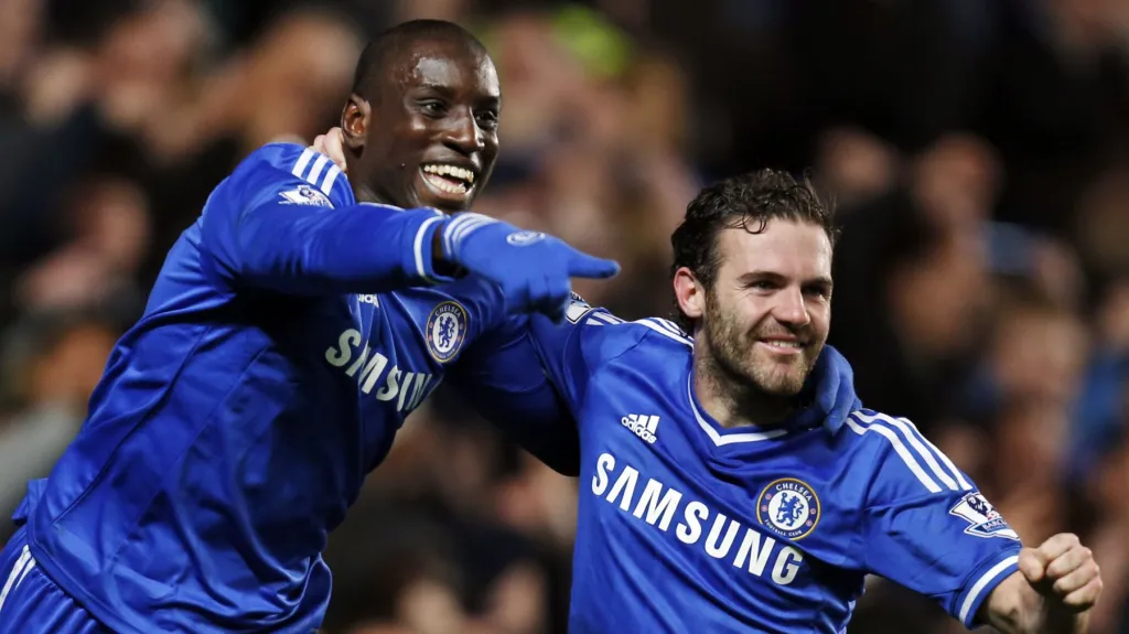 Hráči Chelsea slaví branku