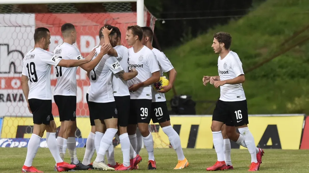 Fotbalisté pražské Sparty oslavují gól
