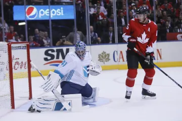 Jonathan Toews před brankářem Jaroslavem Halákem