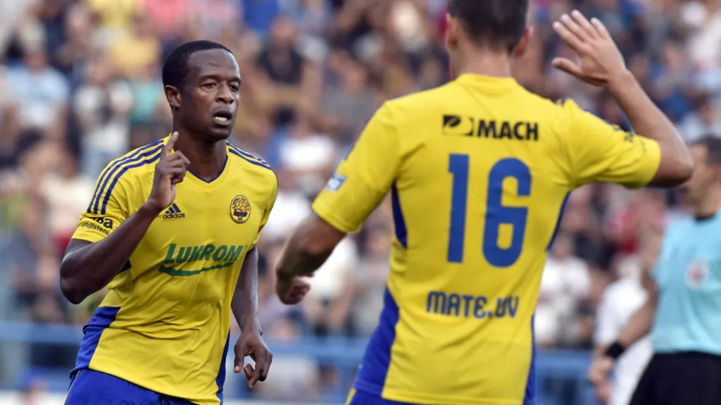 Zlínský Dame Diop (vlevo) se raduje z gólu s Róbertem Matejovem