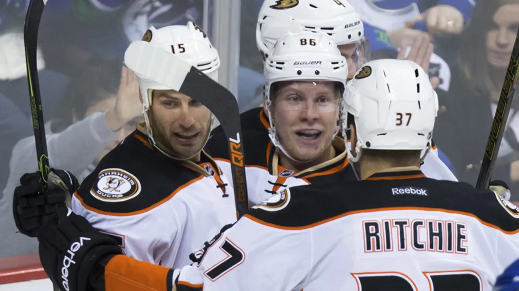 Ondřej Kaše se raduje se spoluhráči