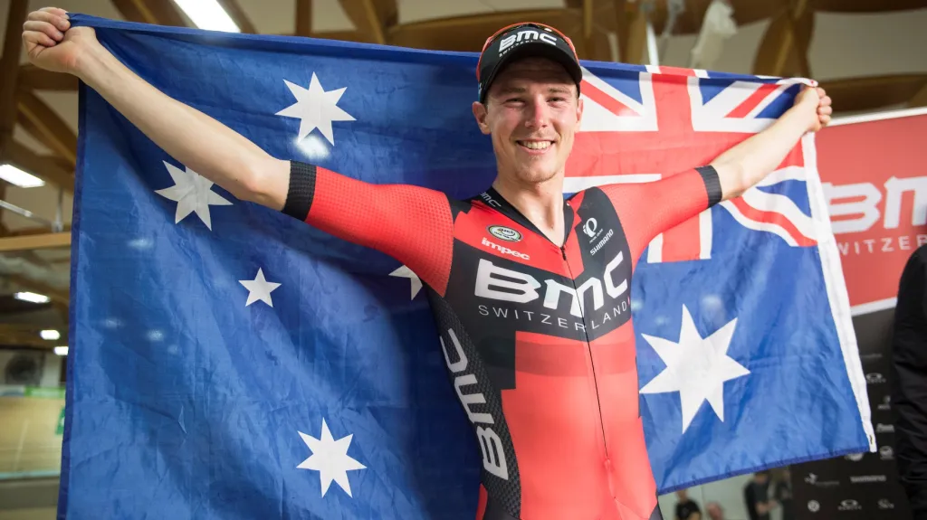 Slavící australský cyklista Rohan Dennis 