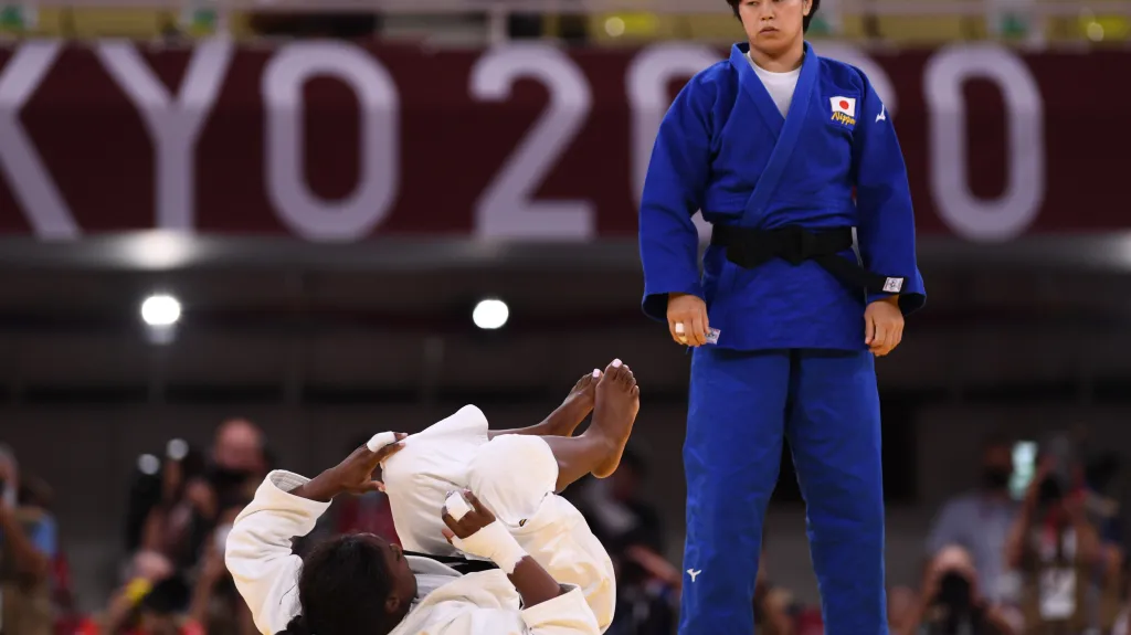 Vítězná Šori Hamadaová sleduje ležící Madeleine Malongaovou