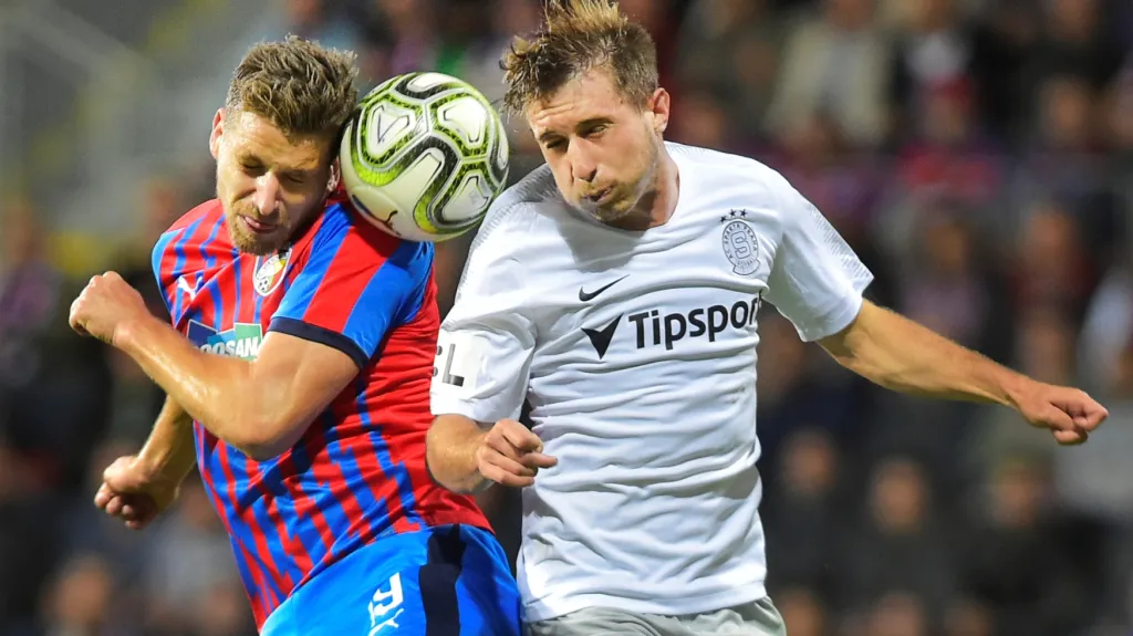 Jan Kovařík z Plzně (vlevo) v souboji s Michalem Sáčkem ze Sparty