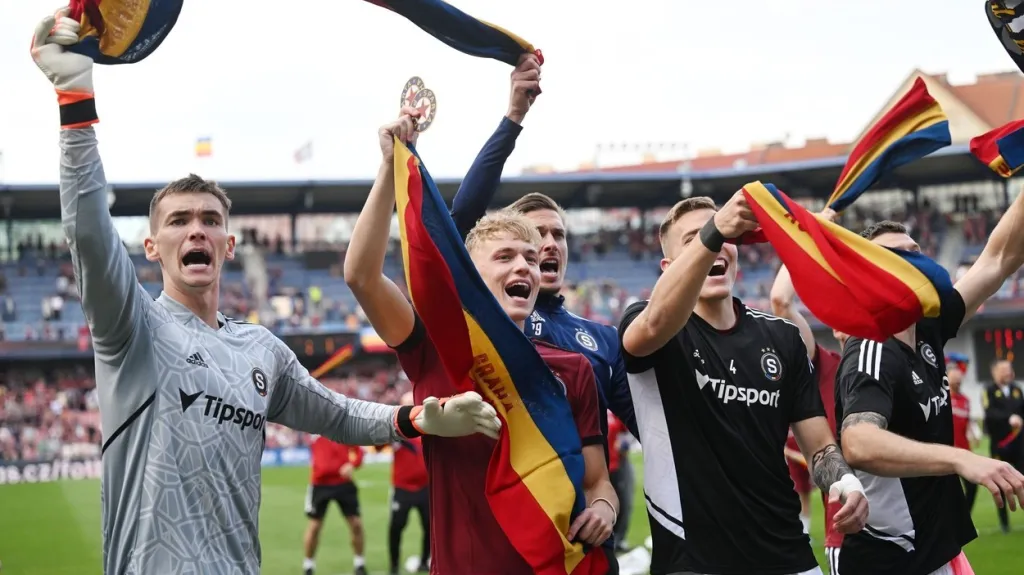 Matěj Kovář (vlevo) slaví se spoluhráči titul